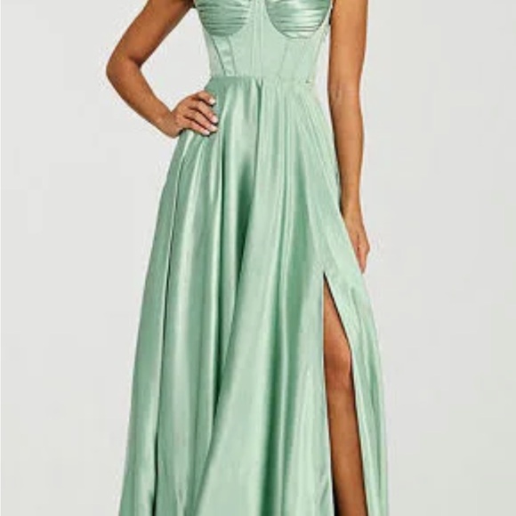 Dresses & Skirts - Elegant Mint Green Evening Gown
